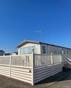 Delightful 6 Berth Holiday Home with Decking Area